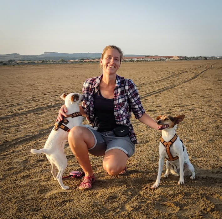 Swantje mit ihren Hunden am Strand