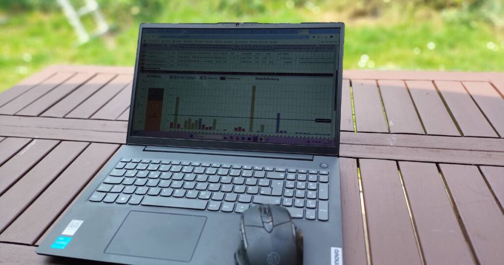 Kochration für den Hund. Laptop auf Gartentisch.