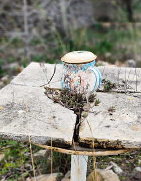 Alte Keramiktasse auf einem zerbrochenen Tisch