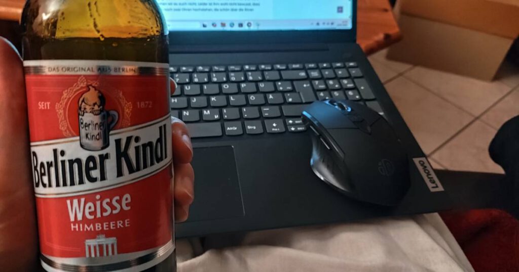 Feierabendbier vor dem Laptop
