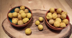 Hundekekse backen mit Haferflocken. Kugelförmige Kekse für den Hund.