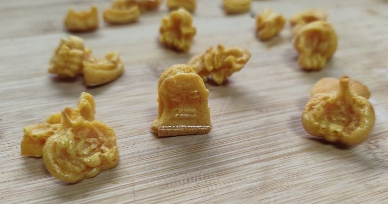 Hundekekse aus einer Backmatte mit Halloween Motiven, Hauptzutat Kürbis