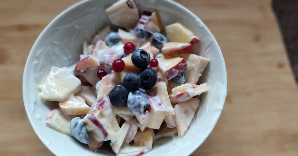Frühstücksbowl mit Obst und Joghurt