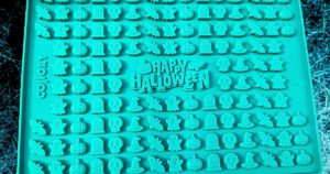 Hundekekse aus der Backmatte mit Kürbis, Bild einer Collory Backmatte mit Halloween Motiv