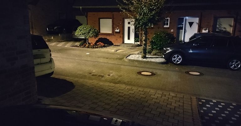 Verlassene Straße im Dunkeln